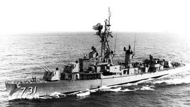 Chiến thắng trận đầu ngày 2 và 5/8/1964 - khi ba tàu phóng lôi nhỏ bé dũng cảm tấn công tàu khu trục Maddox là khúc dạo đầu bi hùng của Hải quân. Đây là trận đánh mở màn cho tinh thần “dám đánh, biết đánh và quyết đánh thắng,” trở thành kim chỉ nam cho mọi hành động sau này của Hải quân Nhân dân Việt Nam. Trong ảnh: Tàu khu trục Maddox (DD-731) của Mỹ xâm phạm vùng biển của Việt Nam ngày 2/8/1964. (Ảnh: Tư liệu quốc tế/TTXVN phát)