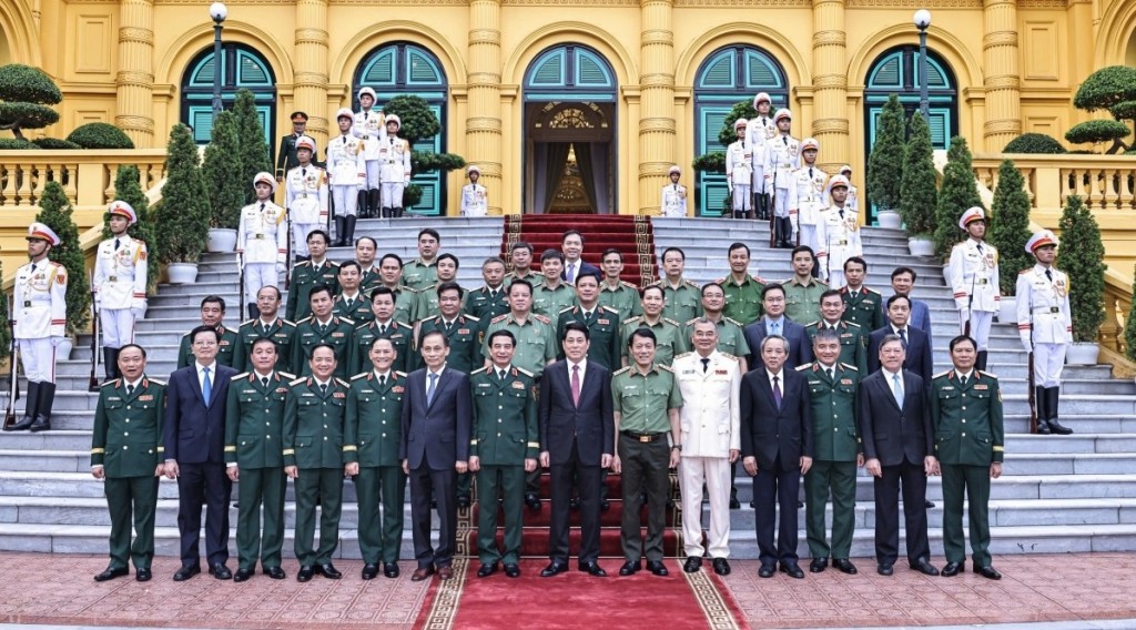 Chủ tịch nước Lương Cường chụp ảnh cùng các đại biểu.