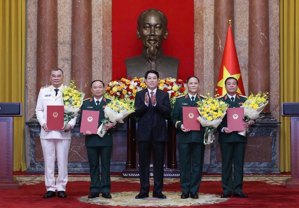 Chủ tịch nước Lương Cường trao các quyết định thăng hàm cho tướng lĩnh quân đội, công an. Ảnh: TTXVN