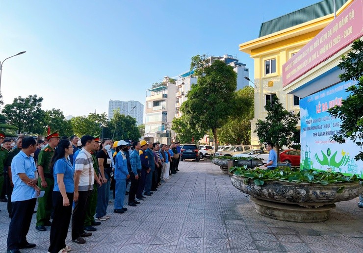 Các đại biểu và Nhân dân phường Thanh Liệt tham dự lễ ra quân