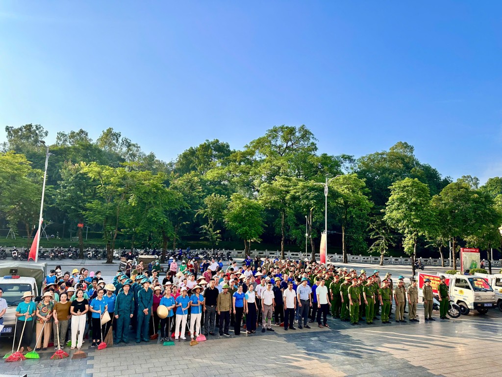 Đông đảo tầng lớp Nhân dân tham gia lễ phát động ra quân vệ sinh môi trường của phường Sơn Tây