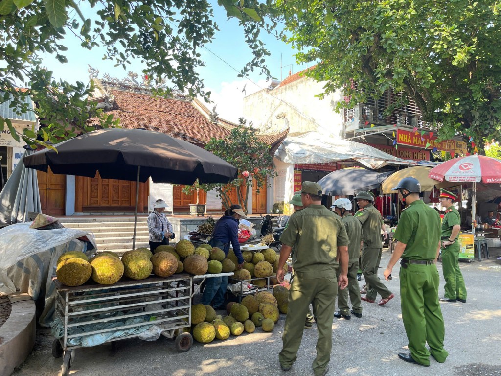 Bên cạnh dọn dẹp vệ sinh môi trường, phường Sơn Tây cũng ra quân đảm bảo trật tự đô thị
