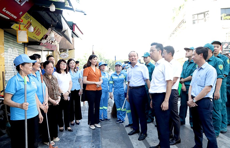 Đồng chí Nguyễn Ngọc Tuấn - Phó Bí thư Thành ủy, Chủ tịch HĐND TP Hà Nội cùng các đồng chí lãnh đạo Đảng uỷ, UBND phường Hoàn Kiếm thăm hỏi, động viên các lực lượng dọn vệ sinh môi trường trên tuyến phố Hàng Đào