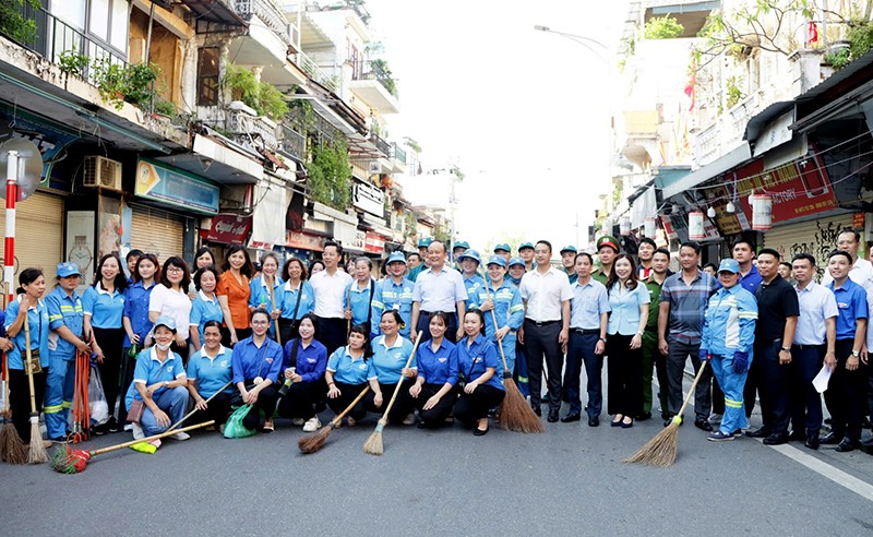 Đồng chí Nguyễn Ngọc Tuấn - Phó Bí thư Thành ủy, Chủ tịch HĐND TP Hà Nội cùng các đồng chí lãnh đạo phường Hoàn Kiếm chụp ảnh lưu niệm với các lực lượng tham gia dọn vệ sinh môi trường