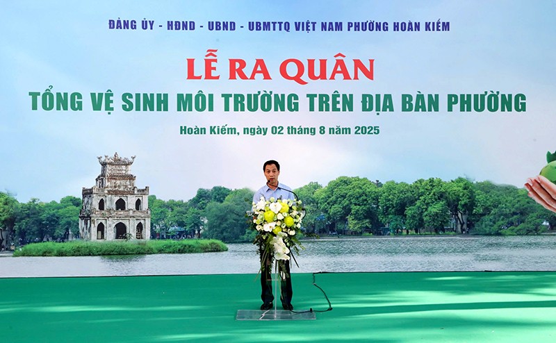 Đồng chí Nguyễn Toàn Thắng - Phó Chủ tịch UBND phường Hoàn Kiếm phát động ra quân dọn vệ sinh môi trường