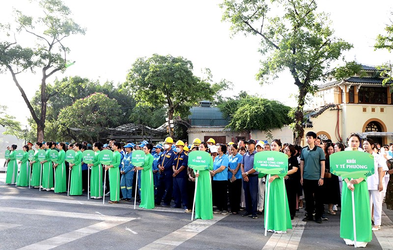 Các đơn vị tham gia lễ phát động dọn vệ sinh môi trường