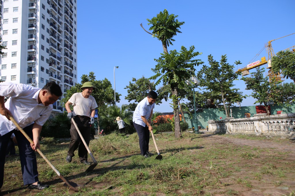 Phường Phúc Lợi ra quân vệ sinh môi trường an giữ gìn trật tự đô thị