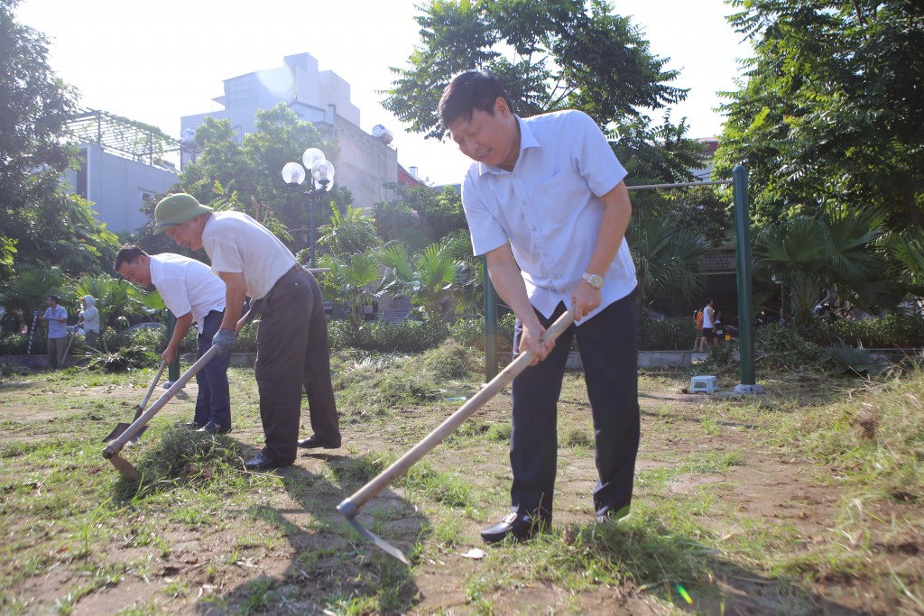 Phường Phúc Lợi ra quân vệ sinh môi trường an giữ gìn trật tự đô thị