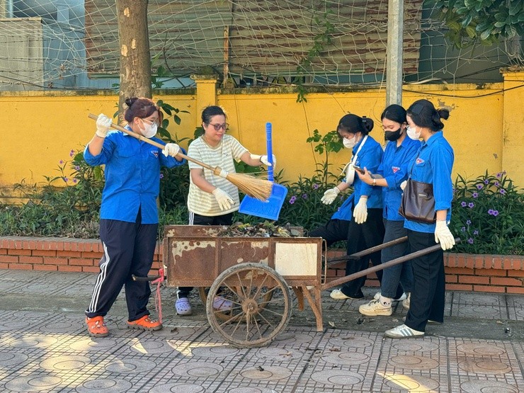 Các bạn trẻ hăng hái tham gia