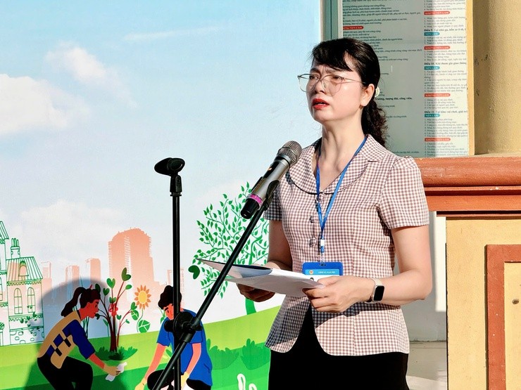 Đồng chí Nguyễn Thị Thu Huyền - Phó Bí thư Đảng ủy, Chủ tịch UBND xã Nam Phù phát biểu, động viên lực lượng tham gia dọn vệ sinh môi trường