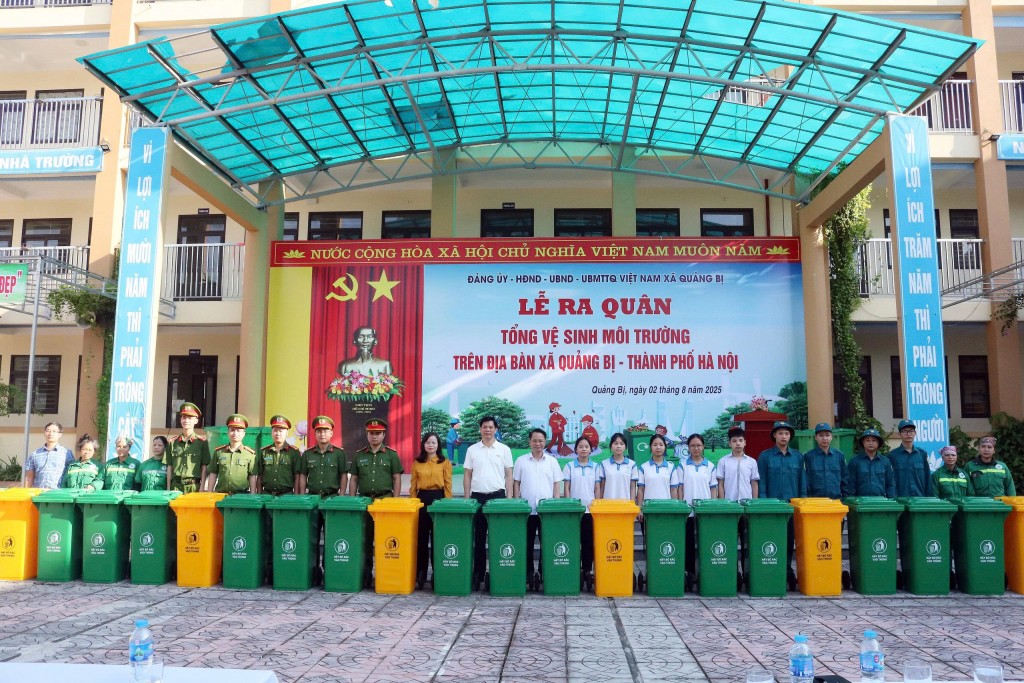 Nhà tài trợ trao tặng thùng đựng rác tại lễ phát động