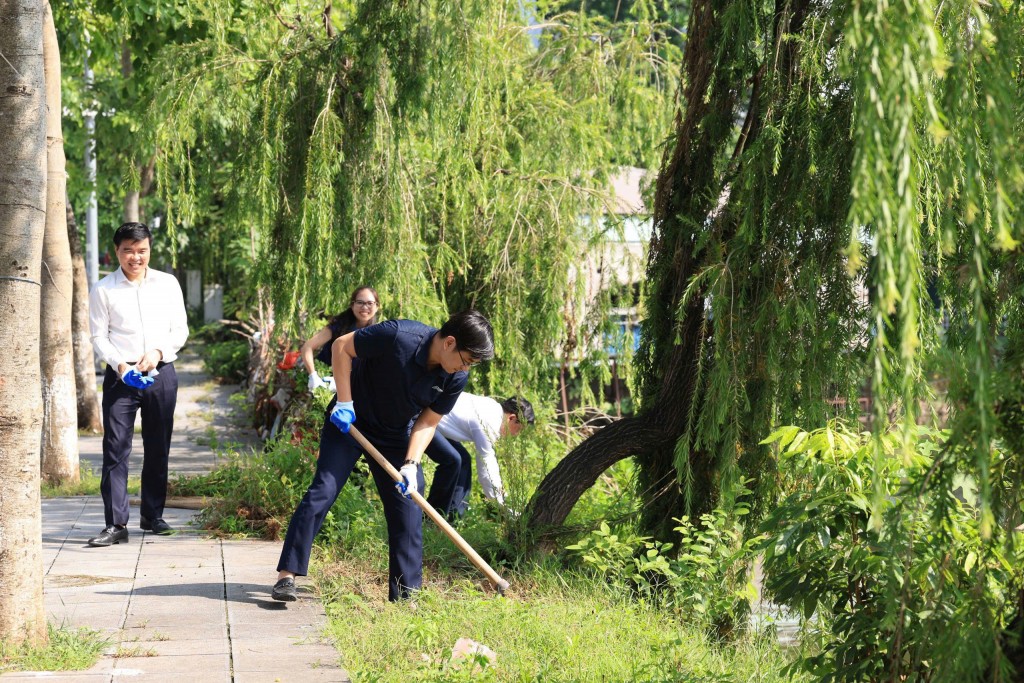 Đồng chí Nguyễn Văn Thắng, Thành uỷ viên, Bí thư, Chủ tịch HĐND phường chương mỹ tham gia vệ sinh môi trường cùng người dân trên địa bàn