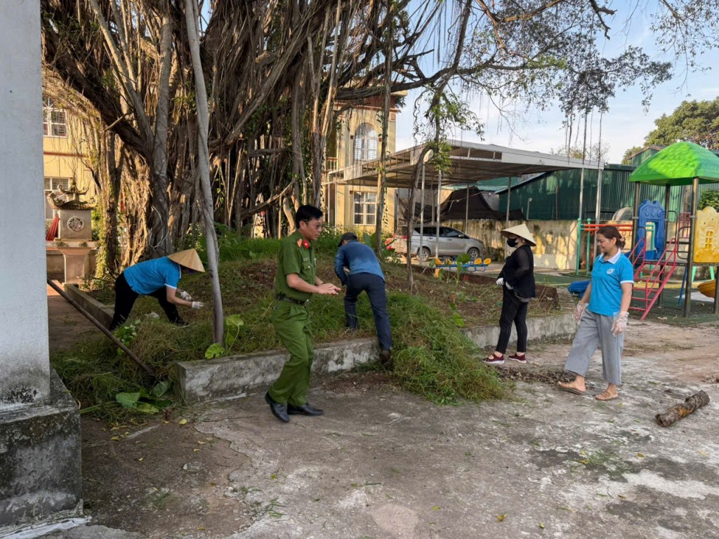  Người dân phường Chương Mỹ cùng dọn dẹp môi trường sống