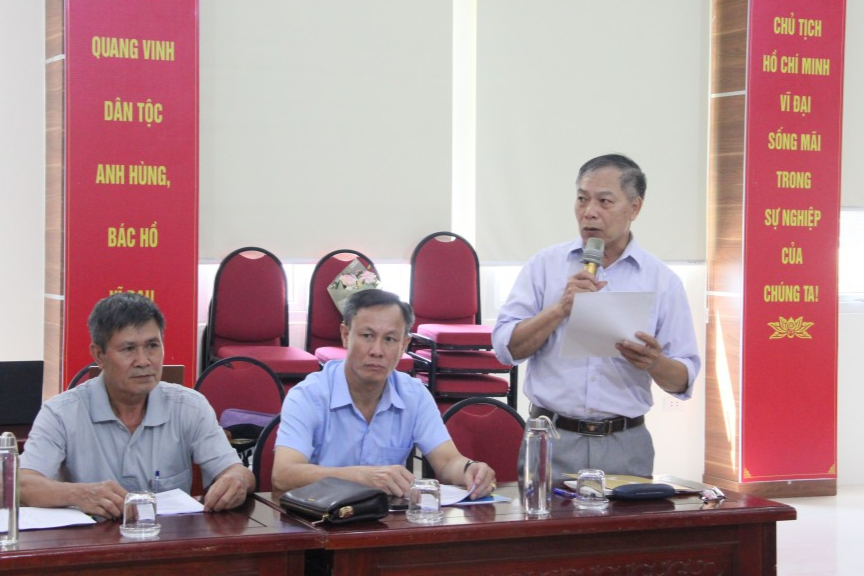 Người dân phường Phú Thượng góp ý văn kiện Đại hội Đảng bộ phường lần thứ I