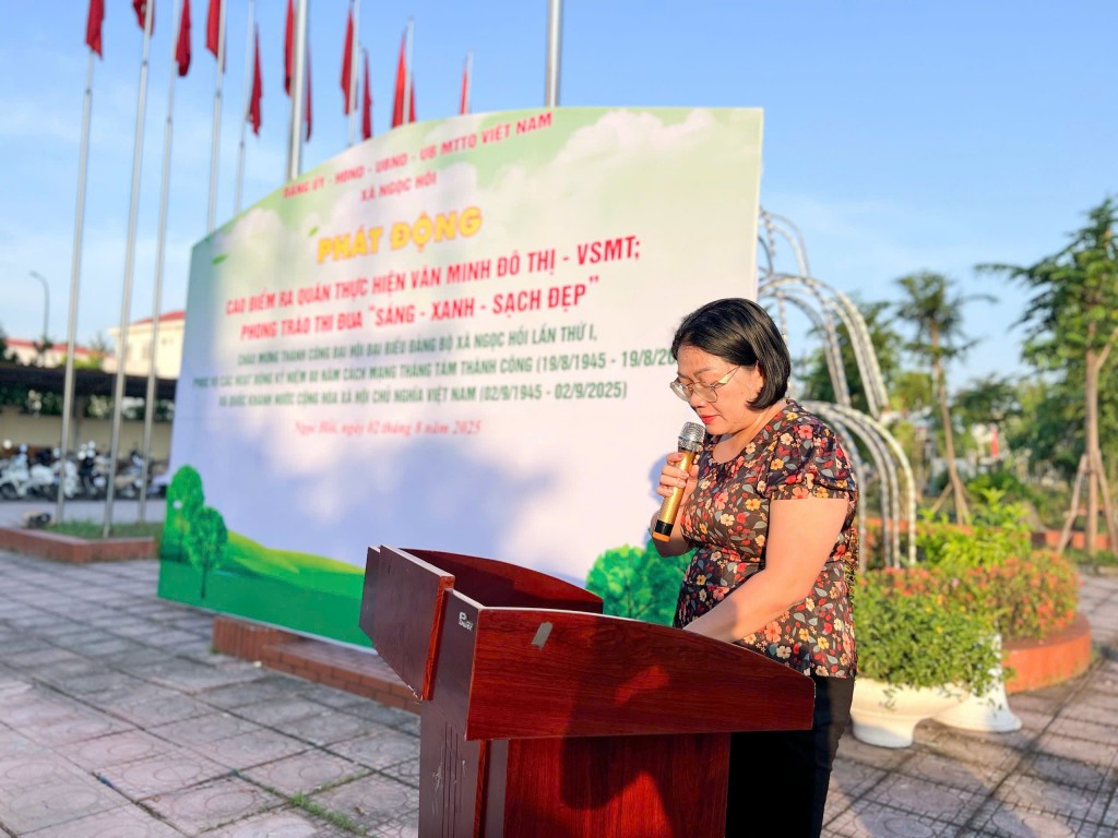 Đồng chí Nguyễn Thị Nhung - Ủy viên Ban Thường Vụ Đảng ủy - Phó chủ tịch UBND xã phát động lễ ra quân