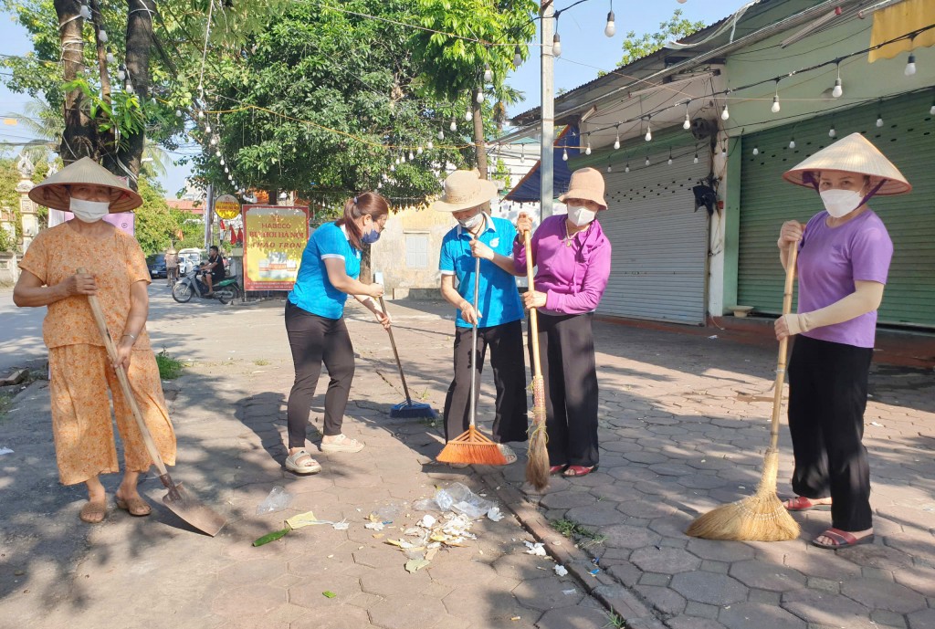 Người dân phường Phú Lương tham gia vệ sinh môi trường