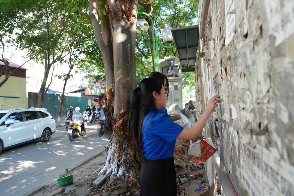Các lực lượng xóa quảng cáo rao vặt trái phép trên địa bàn phường