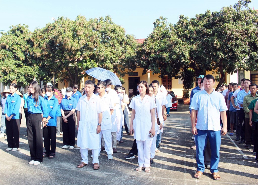 các lực lượng xã Trần Phú cùng hưởng hứng Lễ Phát động Toàn dâ n tham gia tổng vệ sinh môi trường