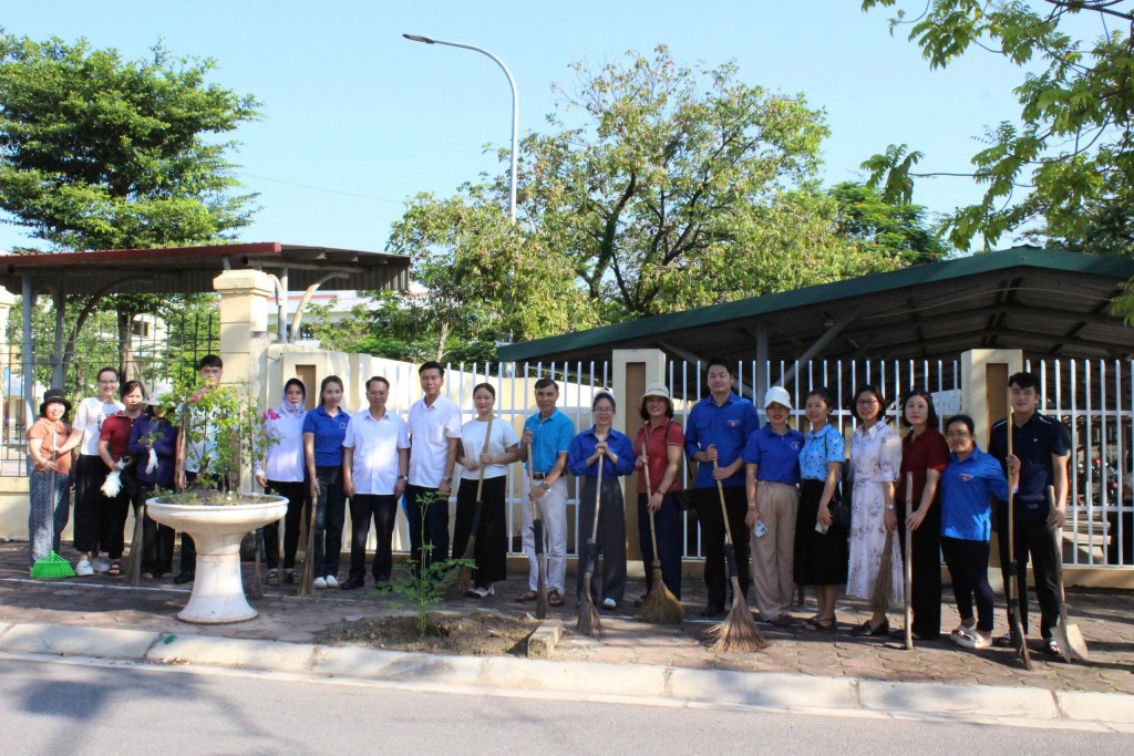 Lãnh đạo xã Quảng Bị tham gia vệ sinh môi trường cùng cán bộ và người dân