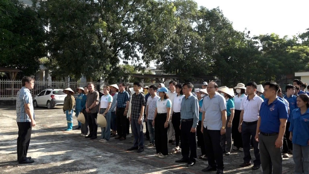 Ông Lê Văn Đoàn, Phó Chủ tịch UBND xã Mỹ Đức phát biểu chỉ đạo tại lễ ra quân tổng vệ sinh môi trường