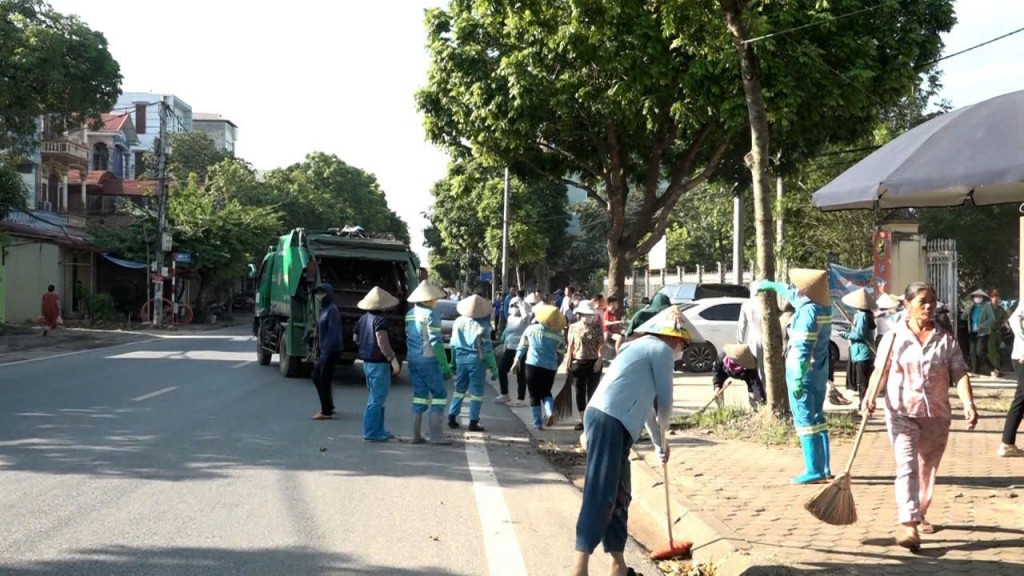 Nhân dân xã Mỹ Đức chung tay dọn dẹp, vệ sinh môi trường sống