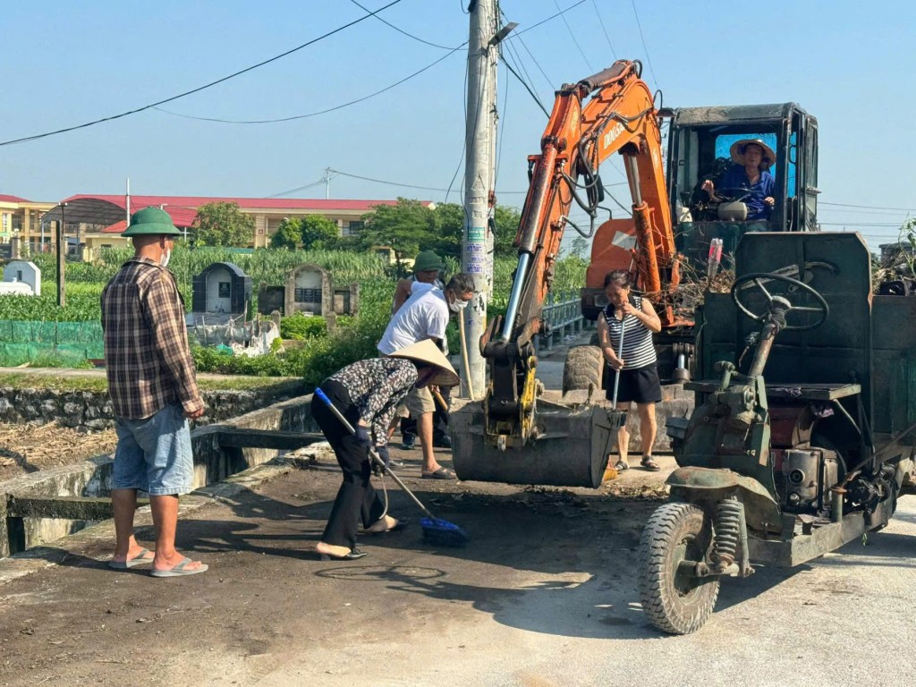 Từ ngõ nhỏ đến phố lớn, người dân chung tay vệ sinh môi trường