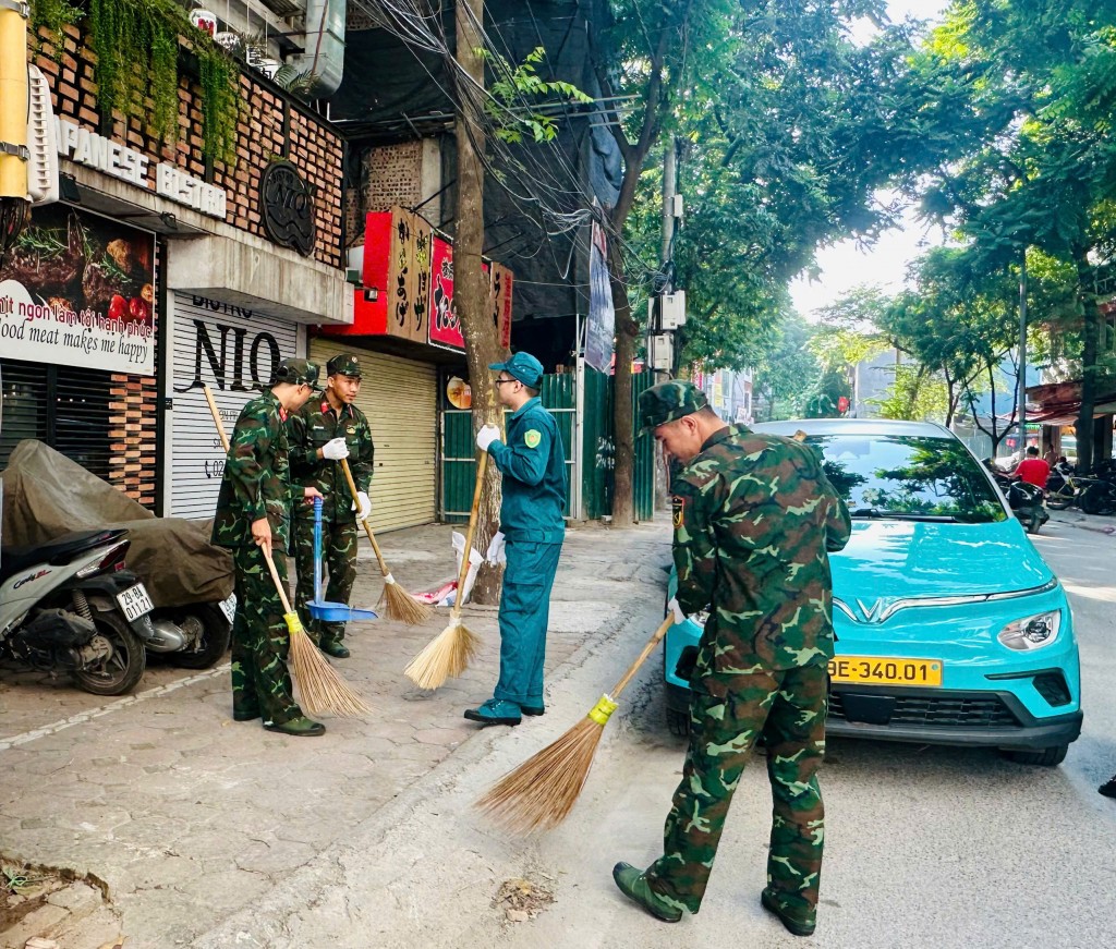 Phường Ngọc Hà ra quân cao điểm tổng vệ sinh môi trường