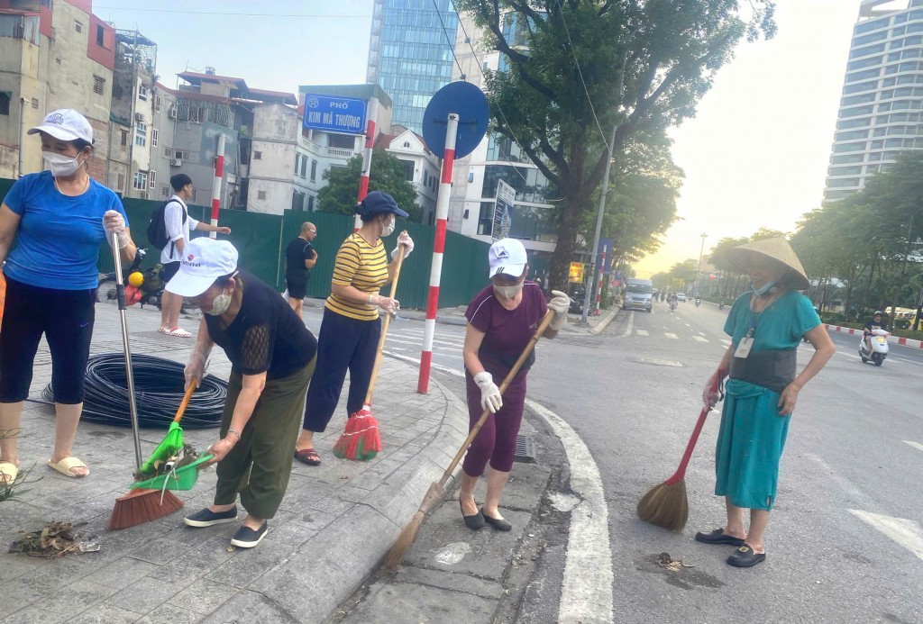 Phường Ngọc Hà ra quân cao điểm tổng vệ sinh môi trường