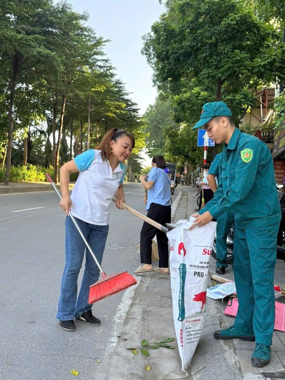 Phường Ngọc Hà ra quân cao điểm tổng vệ sinh môi trường