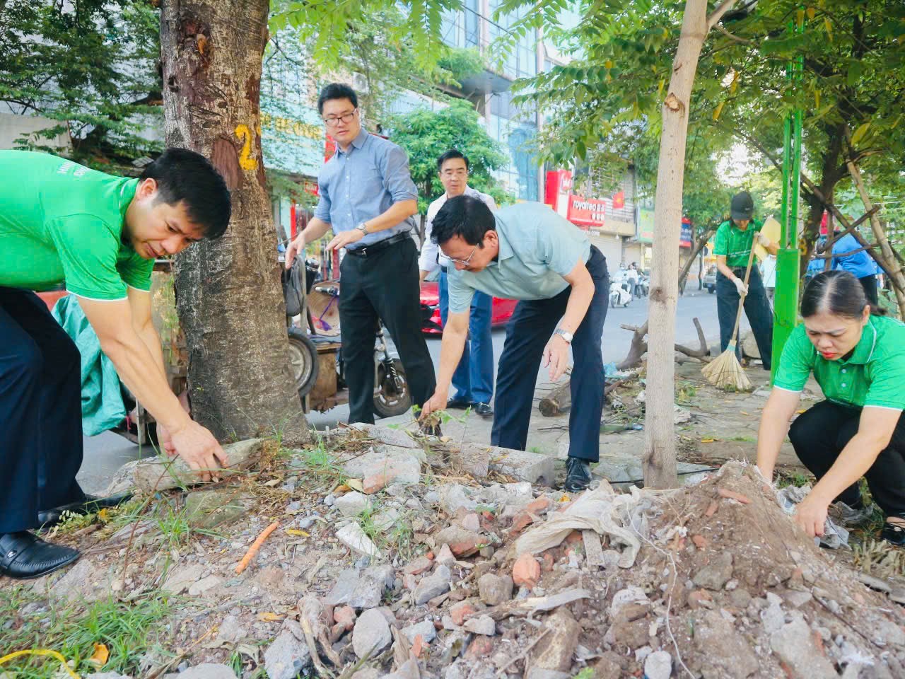  Chánh Thanh tra Thành phố Hà Nội Trần Đức Hoạt, lãnh đạo, cán bộ, Nhân dân phường Khương Đình tổng vệ sinh môi trường khu vực 2 bên bờ sông Tô Lịch trên địa bàn phường