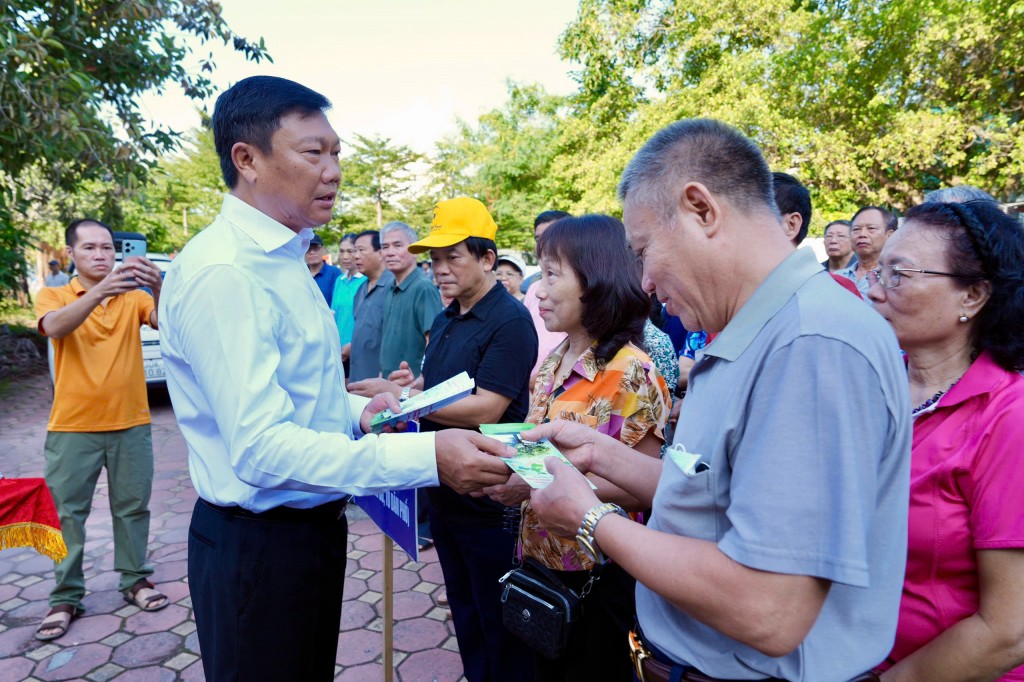Trưởng Ban Nội chính Thành uỷ Hà Nội Đỗ Anh Tuấn tuyên truyền, nâng cao ý thức cộng đồng về bảo vệ môi trường cho người dân tại phường Giảng Võ
