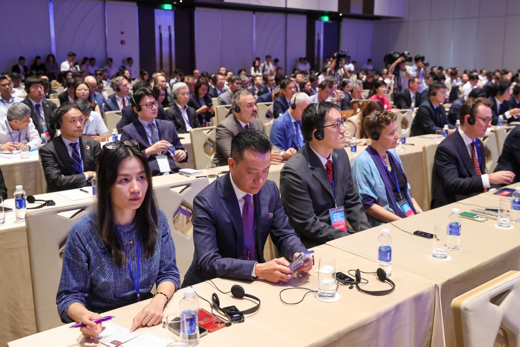 Đông đảo đại biểu trong vào ngoài nước tham dự Hội nghị - Ảnh: VGP/Nhật Bắc