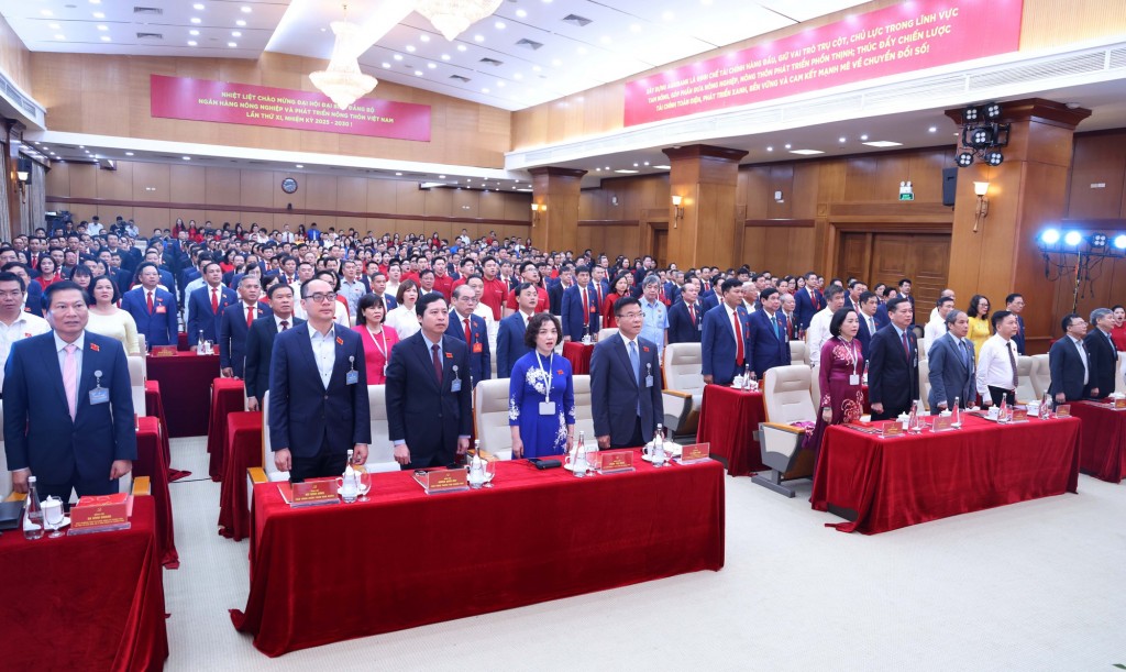 Các đại biểu thực hiện nghi thức chào cờ - Ảnh: VGP/Đức Tuân