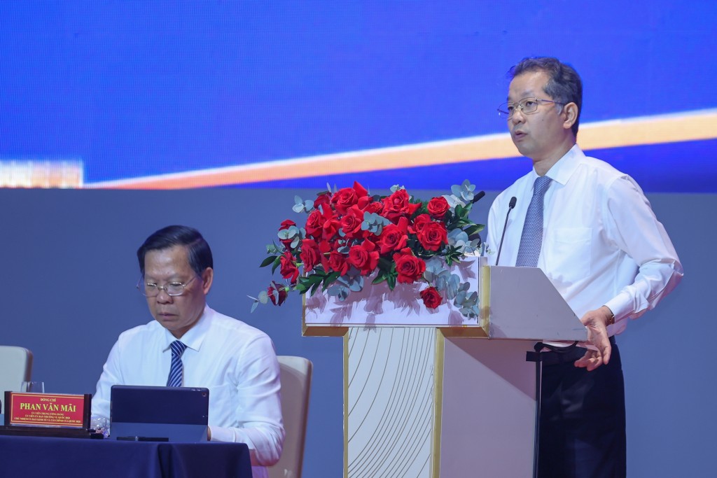 Bí thư thành ủy Đà Nẵng trình bày chương trình hành động của trung tâm tài chính quốc tế tại thành phố Đà Nẵng - Ảnh: VGP/Nhật Bắc