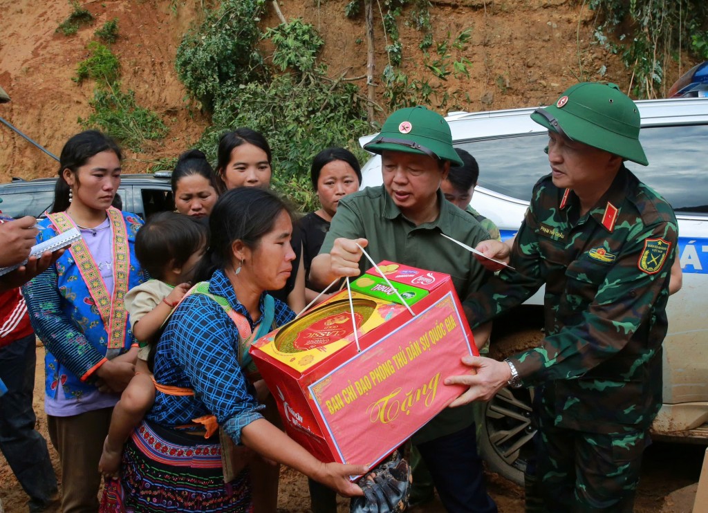 Phó Thủ tướng và đoàn công tác trao quà hỗ trợ người dân - Ảnh: VGP/Minh Khôi