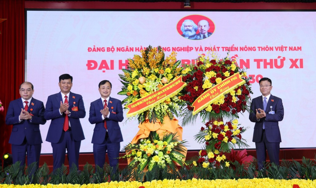 Phó Thủ tướng chúc mừng Đại hội - Ảnh: VGP/Đức Tuân