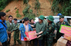 Phó Thủ tướng Trần Hồng Hà thăm hỏi, động viên người dân bị thiệt hại do lũ quét, sạt lở đất