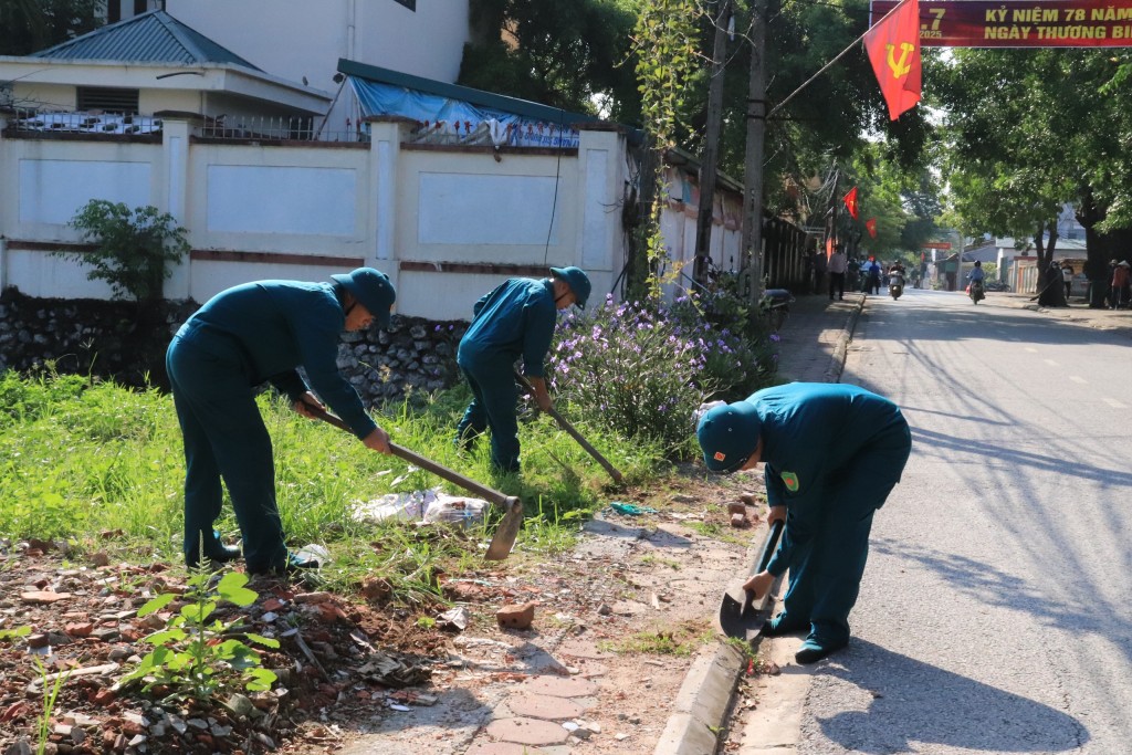 Các lực lượng ra quân vệ sinh môi trường trên địa bàn