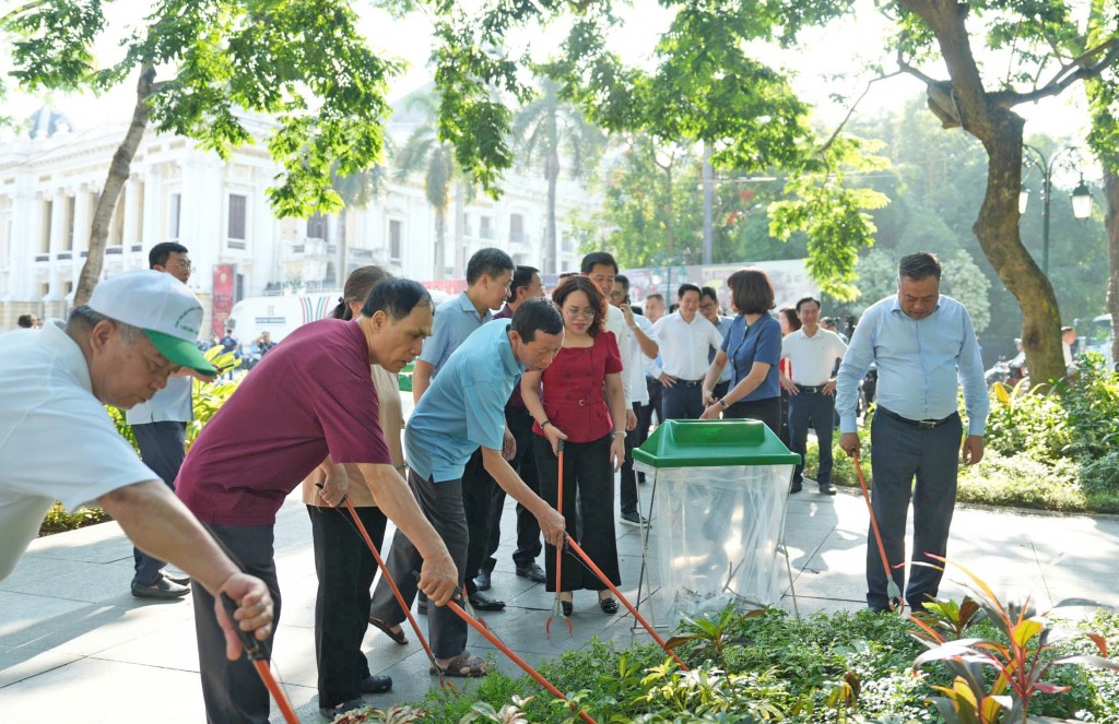 Chủ tịch UBND thành phố Hà Nội Trần Sỹ Thanh đã cùng cán bộ phường Cửa Nam và đông đảo bà con Nhân dân tham gia dọn vệ sinh môi trường
