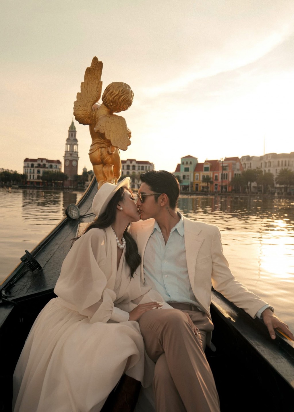 Đắm mình trong khung cảnh mang đậm hơi thở châu Âu. Ảnh: VinWonders.