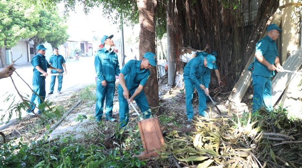 Các lực lượng xã Kiều Phú ra quân dọn rác