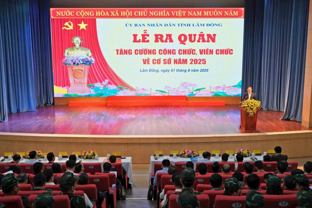 Ngày 1/8, UBND tỉnh Lâm Đồng tổ chức Lễ ra quân tăng cường cán bộ, công chức, viên chức cấp tỉnh về xã, phường, đặc khu trong tỉnh năm 2025 (Ảnh: Viết Trọng)