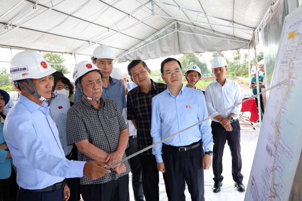 Phó Chủ tịch Quốc hội Lê Minh Hoan cùng đoàn công tác khảo sát tiến độ dự án đường Hồ Chí Minh - Ảnh 