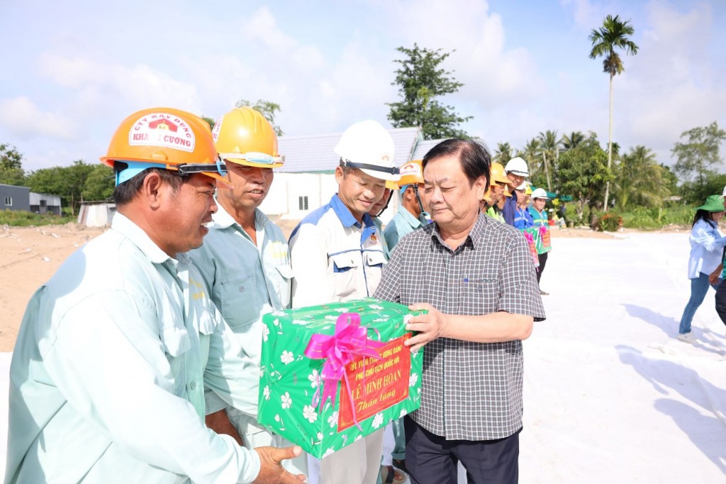 Phó Chủ tịch Quốc hội tặng quà và động viên công nhân - Ảnh
