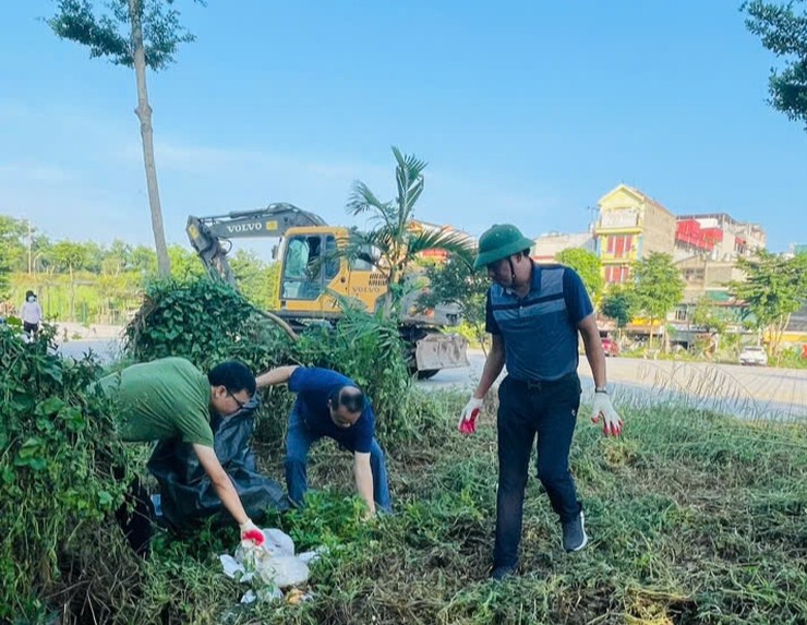 Đồng chí Hoàng Hải - Phó Bí thư Đảng ủy - Chủ tịch UBND phường trực tiếp tham gia tổng vệ sinh môi trường