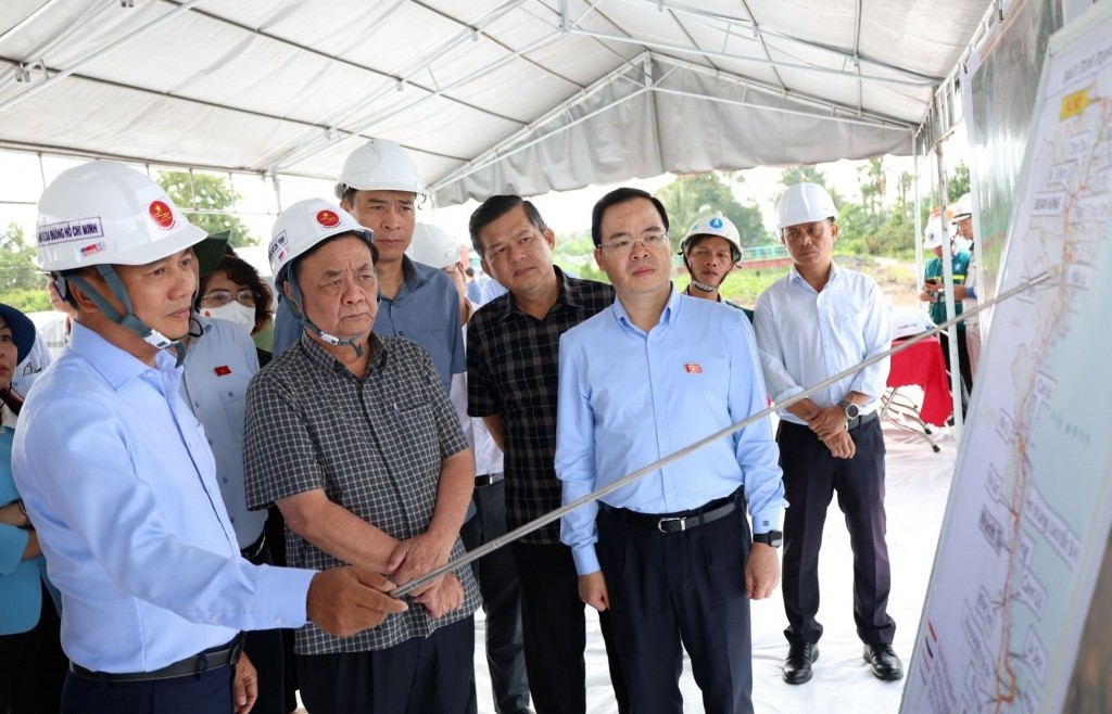 Quyết liệt gỡ khó, nối thông tuyến đường Hồ Chí Minh
