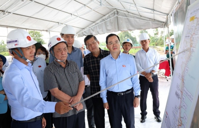 Quyết liệt gỡ khó, nối thông tuyến đường Hồ Chí Minh