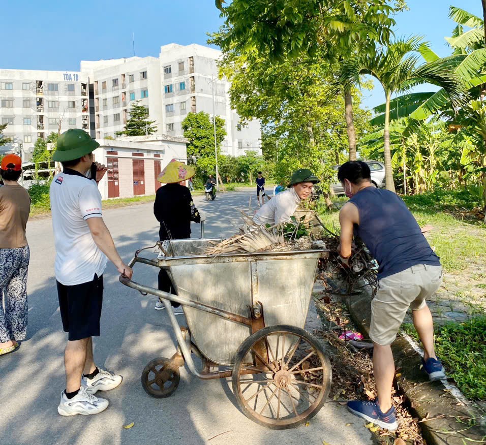 Nhân dân phường Kiến Hưng tích cực vệ sinh môi trường quanh khu dân cư