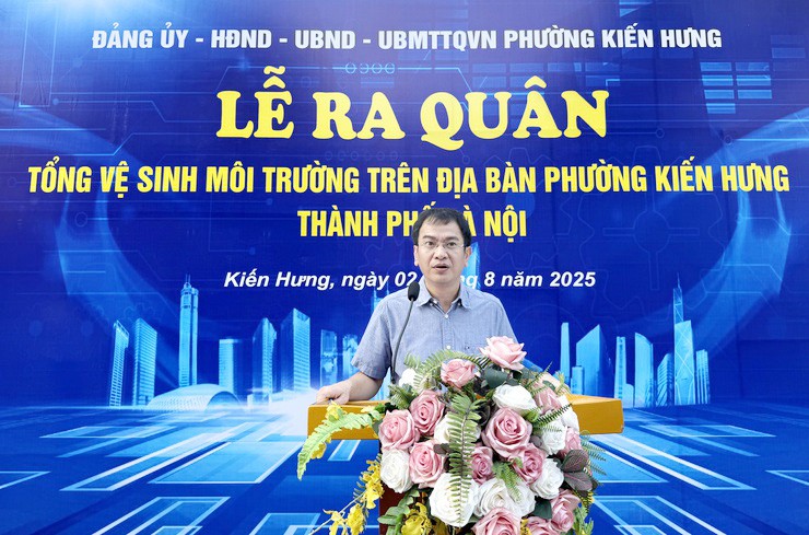 Đồng chí Chu Mạnh Hà - Phó Bí thư Đảng ủy, Chủ tịch UBND phường Kiến Hưng phát biểu tại lễ ra quân