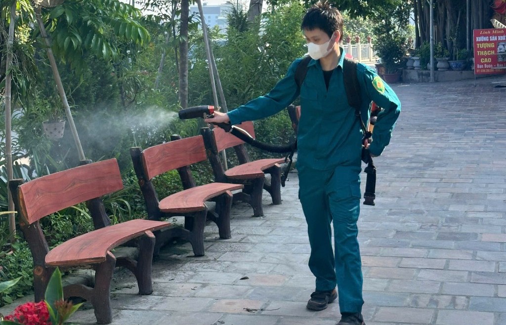 Phun hóa chất diệt muỗi tại tất cả các điểm nguy cơ cao